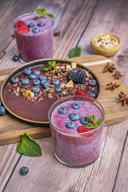 Sabah ışığı sahneyi aydınlatır. Yumuşak gölgeler yaratır. Kalın içeceğin yüzeyinde hapsolmuş kabarcıkları ortaya çıkarır.