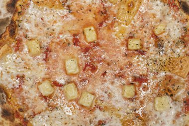 Hawaii pizzasında jambon ve karamelize edilmiş ananas ile ekstra erimiş mozzarella peyniri ve kekik otu karışımı var.