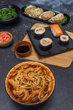 Karidesli erişte, Tayland biberi, taze nane ve kaffir limon sosu.