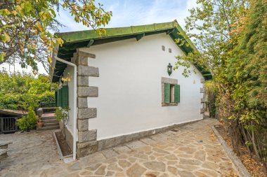 Çevre havalandırma koridorunda granit asfalt döşeme ve istinat duvarına bağlı metal bir yapıda yasemin tırmanma tesisleri bulunuyor..