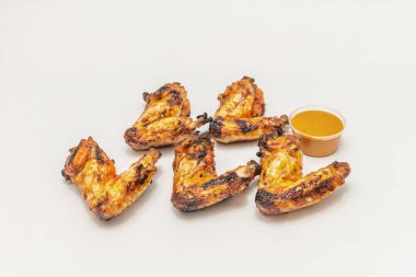 Yanında taze kereviz ve havuçla birlikte orta boy bufalo sosuna atılmış iki düzine kızarmış tavuk kanadı olan bir aile tabağı.