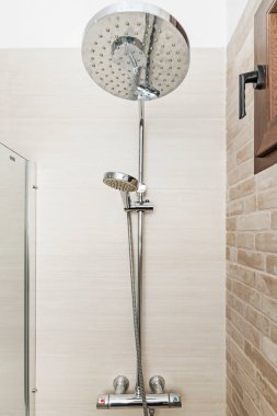 Lüks banyo, panoramik duş muhafazası, tropikal yağmur banyosu ve mermer duvarlara entegre buhar sistemi.