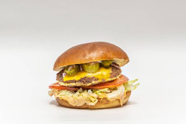 Bufalo peynirli sığır burger, aile yadigarı domates ve ciabatta ekmekli fesleğen.