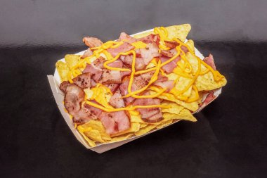 Kıymalı nacho, kuru üzüm, badem ve yeşil zeytin.