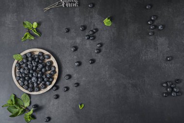 Bir yabanmersininin şeffaf iç kısmı ile koyu teni arasındaki zıtlık, mor renklerin soyut bir bileşimini oluşturur.