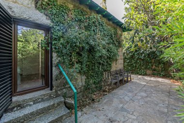 Granit levhalı çevre botanik yolu sürünen kekik ve mevcut bitki türleri hakkında bilgi panelleri ile ayrılmış