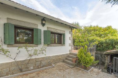 Güneye bakan bir yürüyüş yolu cilalanmış granit kaldırımlar ve mevsimlerle renk değiştiren Virginia 'lı sürüngenlerle dolu duvarlarla dolu.