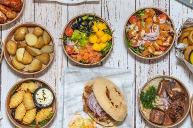 Değişik, lezzetli ve modern yemek tarifleriyle dolu sağlıklı bir kap.