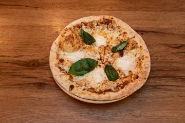 Domatesin kırmızısı, mozarellanın beyazı ve taze fesleğenin canlı yeşili arasındaki kromatik kontrast İtalyan üç renkli bir renk yaratır..