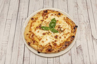 Yakın çekim bir dilim pizzanın gerildiği anı yakalar ve lezzetli bir erimiş peynir ipliği yaratır..