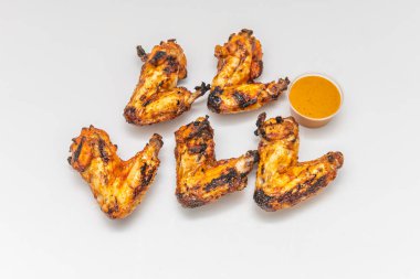 Kızarmış tavuk kanadı. Nashville usulü. Baharatlı arnavut biberi yağıyla kaplanmış.