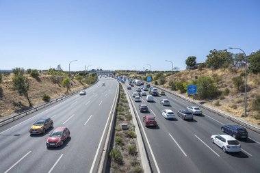 Yoğun trafiği olan yüksek otoban şehir boyunca asfalt ve metal şeritler oluşturuyor.