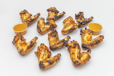 Altı limonlu dengeli tabak ve kızarmış tavuk kanadı, yanında kremalı lahana salatası ve biberiye fırında patates.