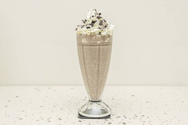 Çikolatalı dondurma, sıcak çikolata sosu ve browni parçalı Amerikan üçlü çikolatalı milkshake.