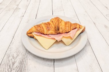 Izgara ton balıklı sandviç, mozzarella peyniri, ton balığı salatası ve kebere ekmekli tost ekmeği.