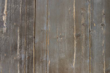  Kiraz ağacı kalasları karakteristik kırmızımsı tonlarını sergiler. Bu da batan güneşin ışığının cilalı yüzeylerini okşadığı yerde yoğunlaşır..