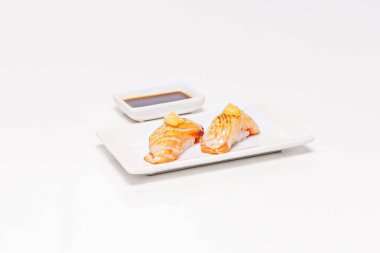 Kalın bir dilim Norveç somonu ve sirkeli Shari pilavı ile somon nigiri..
