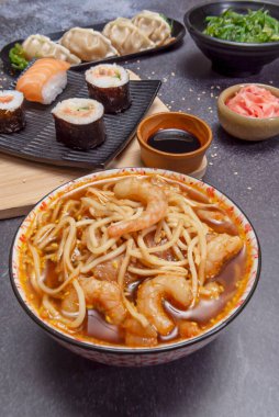 Çıtır tempura karidesli soba eriştesi, tentsuyu çorbası, wakame yosunu ve taze rendelenmiş wasab.