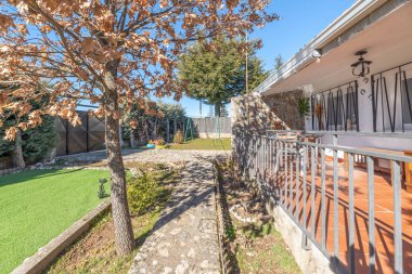 İyi kare gri granit quoins ve taş dolgu ile köşelerin yapım ayrıntıları geleneksel yapı sistemini gösteriyor.