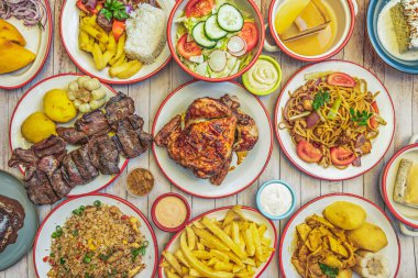 Sarımsak, peynir, acı sos ve barbekü sosuyla birlikte dört soslu kızarmış tavuk kovası.