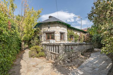 Yerel granit ve kekik gibi yerli türleri barındıran çevre dostu bir yürüyüş yolu, taş ve bitki örtüsü çevredeki araziye sürekli olarak karışıyor.