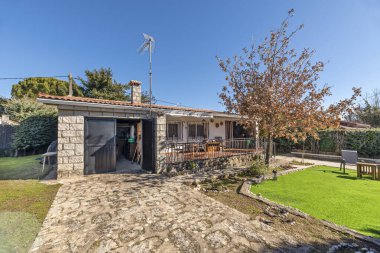 Devamlı gri granit bir balkon ve işlenmiş demir korkuluklara sahip bir cephe manzarası, önemli kentlerdeki kentsel evlerin karakteristiği.