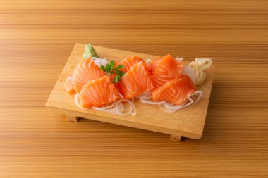 Limon ve Norveç yosunlarıyla servis edilen balık, uskumru ve turbot dilimleriyle karıştırılmış sashimi.