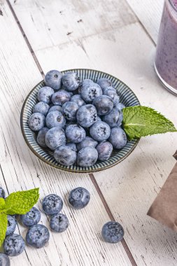 Yaban mersinli ve diğer kırmızı meyveli porselen tabaklar aile toplantılarında ya da özel bir etkinlikte servis edilmeye hazır.