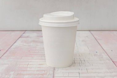 Bitkisel süt ve kremalı yulaf kahvesi. Sürdürülebilir bir fincanda. Doğadan esinlenilmiş motifleri ve ergonomik sapı var.