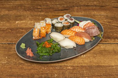 Japon kısa tahıllı pilavının üzerinde mükemmel kesilmiş akami (kırmızı ton balığı) ile Maguro mavi yüzgeçli ton balığı nigiri.