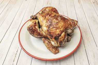 Kızarmış tavuk budu, ballı, hardallı ve soya soslu kremalı patates püresi ve taze maydanoz ve biberle süslenmiş.