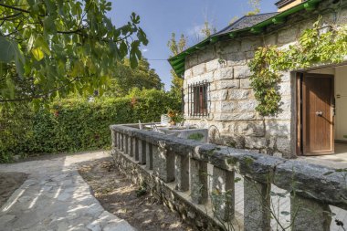 Granit duvarları olan bir gece koridoru. Sönük spot ışıkları ve nane bitkileriyle aydınlatılıyor. Üzerlerine sürtündüklerinde kokularını salıyorlar.