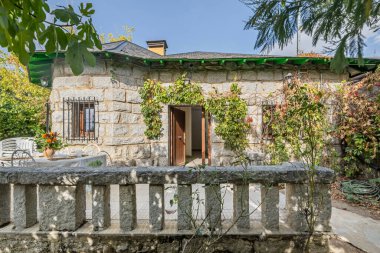 Çalışan gri granit perdeler ve kiremitlerle pencere açılımlarının inşaat detayları, duvarın kalınlığını ve teneffüs panjurları için aralıkları gösteriyor.