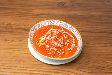 Duyular için bir ziyafet: Tikka Masala sosunun pürüzsüz dokusunu gösteren bir fotoğraf ve unutulmaz bir lezzet vaat eden baharatlar.