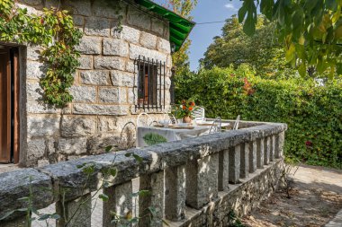 Gri granitin dokusunu ön plana çıkaran mimari ışıklandırmalı ön cephe, binanın yansıtma hacmi üzerinde chiaroscuro etkileri yaratıyor.
