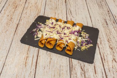  Etli taco, ızgara et, guacamole, fasulye ve pasilla sosu.