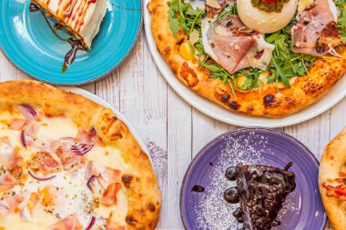 Bir kuzu ve naneli pizza baharatlı kuzu, yoğurt ve taze nane soslu ve humus bazlı.