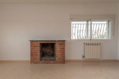  Ilık ortam aydınlatmalı oturma odası şöminedeki ateşi aydınlatıyor.