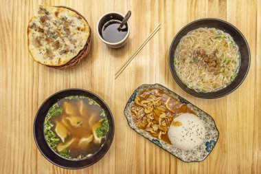 Geleneksel Shoyu Ramen, taze tavuk suyu, el yapımı erişte, narutomaki, menma ve taze doğranmış soğan.