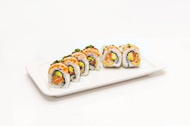 Salatalık ve Avokado Uramaki taze salatalık şeritleri, avokado ve geleneksel baharatlı pirinç.