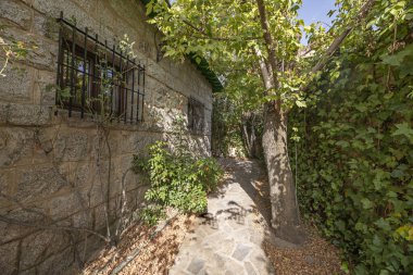 Kırsal granit levhalarla ve yazın açan lavanta yataklarıyla bir çevre koridoru taşın grisi ile çiçeklerin moru arasında çarpıcı bir tezat sunuyor.