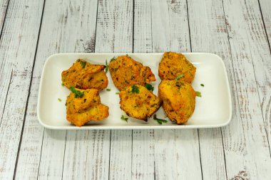 Tek bir yemekteki lezzet armonisi: Bu fotoğraf otantik Tikka Masala 'yı tanımlayan baharatların zenginliğini ve derinliğini kutlar..