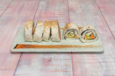 Şitake mantarlı sebze uramaki, kampyo, kuşkonmaz ve havuç, kızarmış susam tohumuna sarılmış.