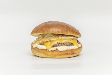 Koyun peynirli sığır burger, bıldırcın ezmesi ve sade ekmekli badem.