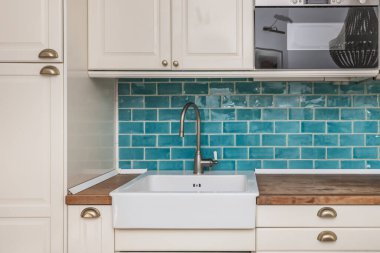 Beyaz kuvars tezgahlı verimli küçük mutfak tasarımı. Hazırlık ve kahvaltı alanı da dahil. Sınırlı alanı olan modern daireler için ideal.