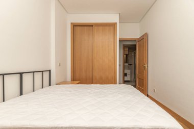 Çift kişilik yataklı ana yatak odası. Aydınlatılmış tabanı, sertleştirilmiş cam komodinleri ve motorlu karartma perdeleri var.