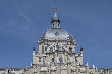   Oktagonal varili ve penceresi olan kubbenin tapınağın geçişini aydınlatacak.