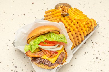 Provolone peynirli sığır burger, kızarmış patlıcan ve Focaccia ekmeğine fesleğen sosu.