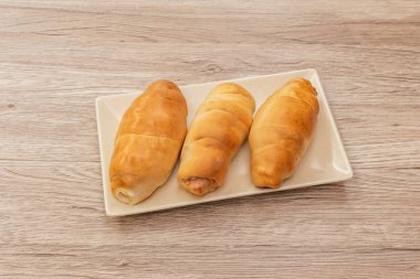 Kızarmış jambon ve pastırmayla dolu yumuşak hamurlu taze pişmiş Venezuela Kakaosu geleneksel Venezuela kahvaltısı için mükemmel..