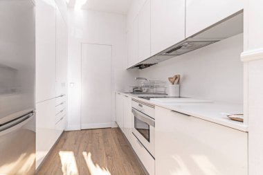 Mat melamin dolaplı çağdaş mutfak, siyah kuvars tezgahı ve sapları olmayan itme açık sistem.